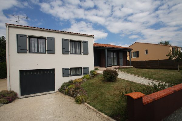 Réalisation d'une façade extérieure par BL ASSOCIÉS, peintre aux Herbiers