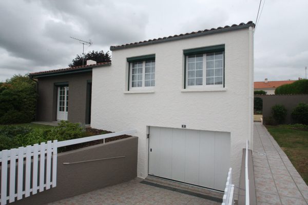 Réalisation d'une façade extérieure par BL ASSOCIÉS, peintre aux Herbiers