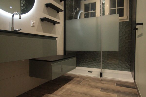 Réalisation d'une salle de bains par BL ASSOCIÉS, peintre aux Herbiers